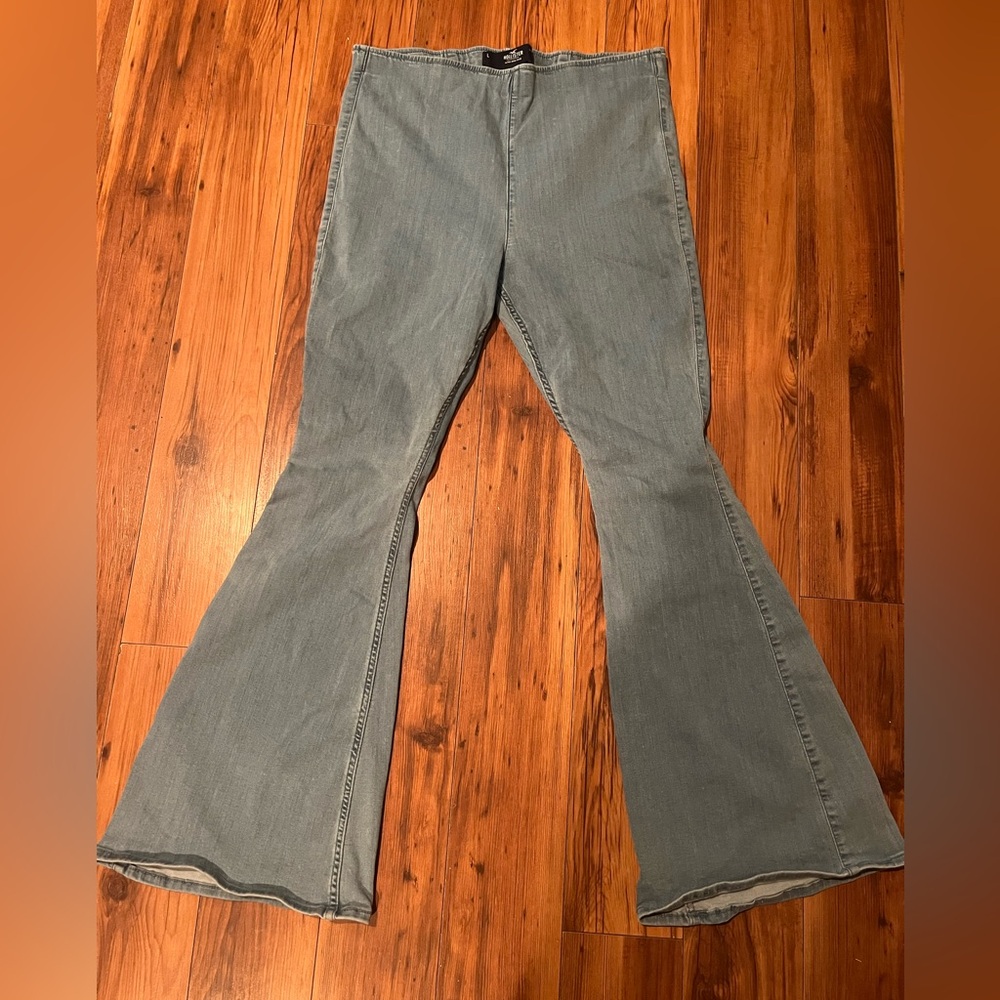 Hollister Ultra High-Rise Flare Jeans L